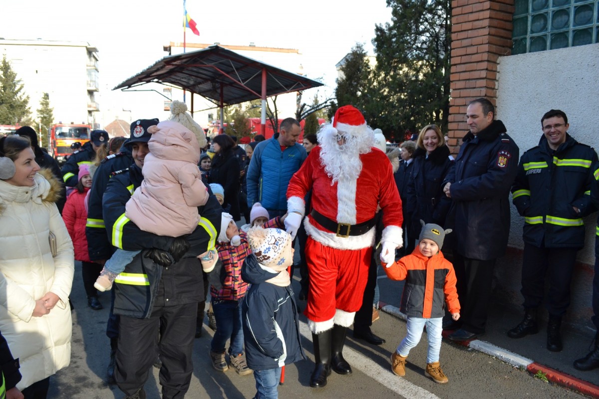 Pompierii sibieni l-au salvat pe Moș Crăciun cu autospeciala cea nouă