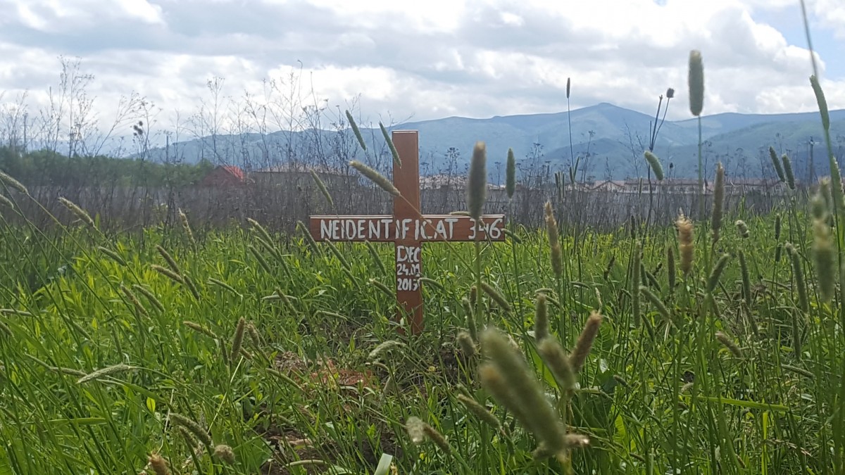 Slujbă atipică azi la Sibiu: Un preot din Sibiu îngroapă decedații neidentificați