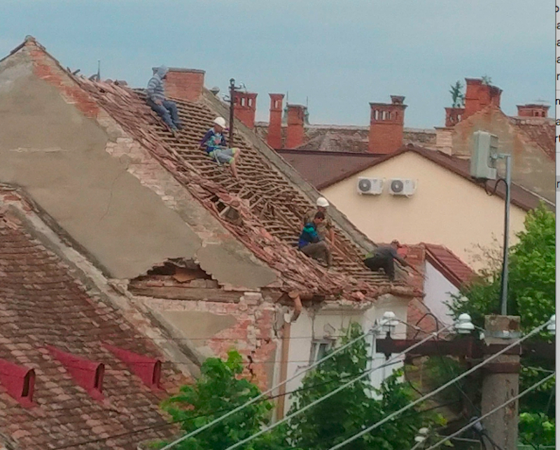 VIDEO A început demolarea casei care a “explodat“ pe str. Crișanei. Muncitorii își riscă viața