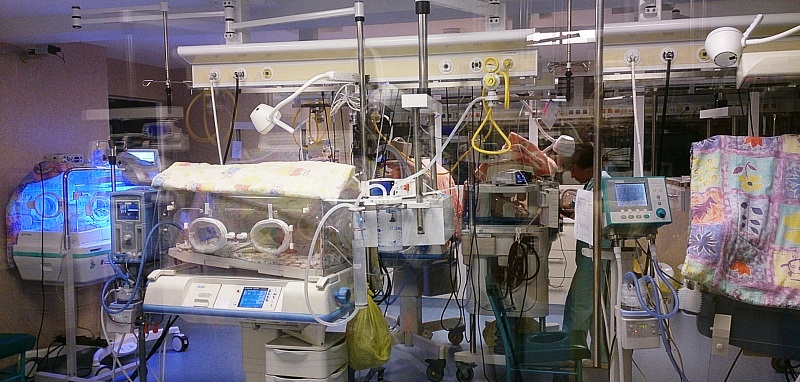 Specialist neonatolog din SUA în vizită la Maternitatea din Sibiu: ”Aveți unele echipamente pe care noi nu le avem”