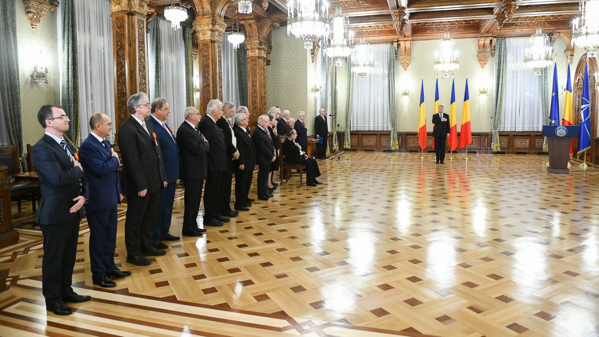 Iohannis l-a decorat pe istoricul sibian Paul Niedermaier