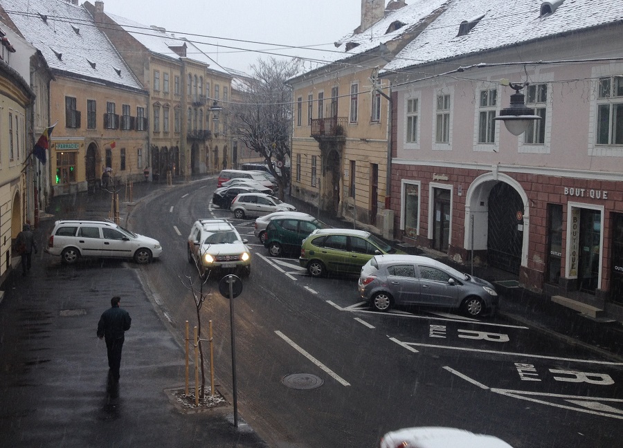 Ne așteaptă câteva zile cu vreme închisă, ninsoare și vânt