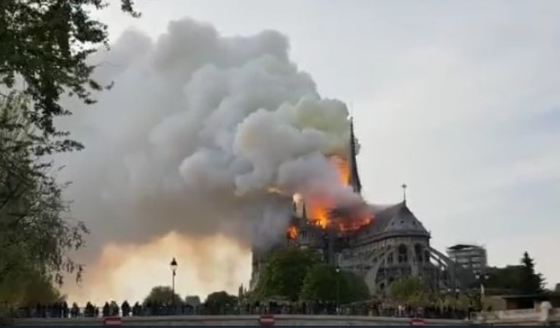Catedrala Notre-Dame din Paris, mistuită de flăcări