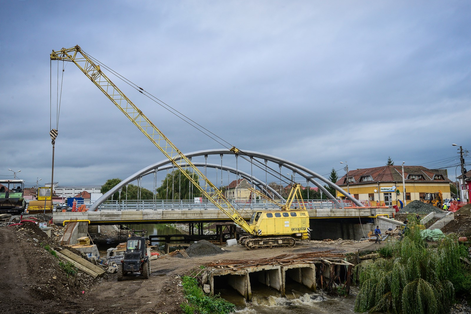 A început asfaltarea noului pod peste Cibin | Foto și video