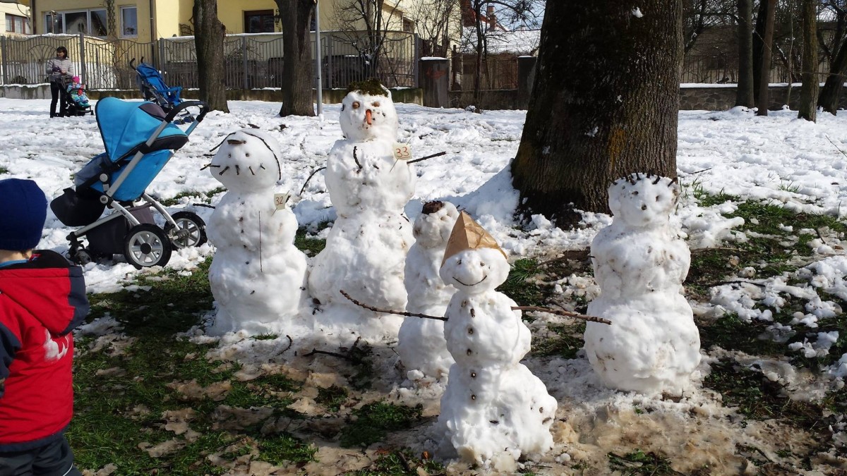 FOTO Parcul Sub Arini: Peste 50 de oameni de zăpadă făuriți cu ultima zăpadă din acest sezon