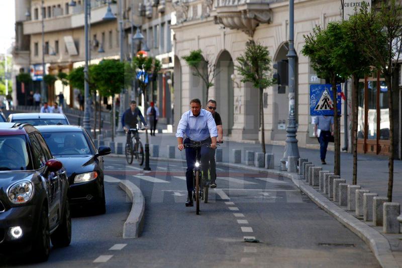Iohannis a mers cu bicicleta la serviciu