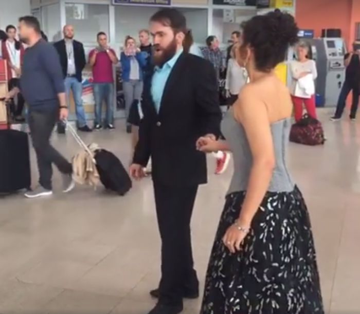 VIDEO – Pasageri întâmpinați cu arii din operă pe Aeroportul Sibiu