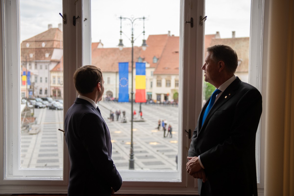 FOTO | Klaus Iohannis și Emmanuel Macron, în fostul birou de la Sibiu al președintelui României