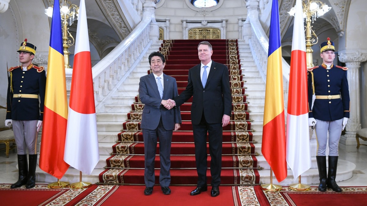 Președintele Iohannis, moment istoric alături de premierul Japoniei. Discuții și despre Sibiu