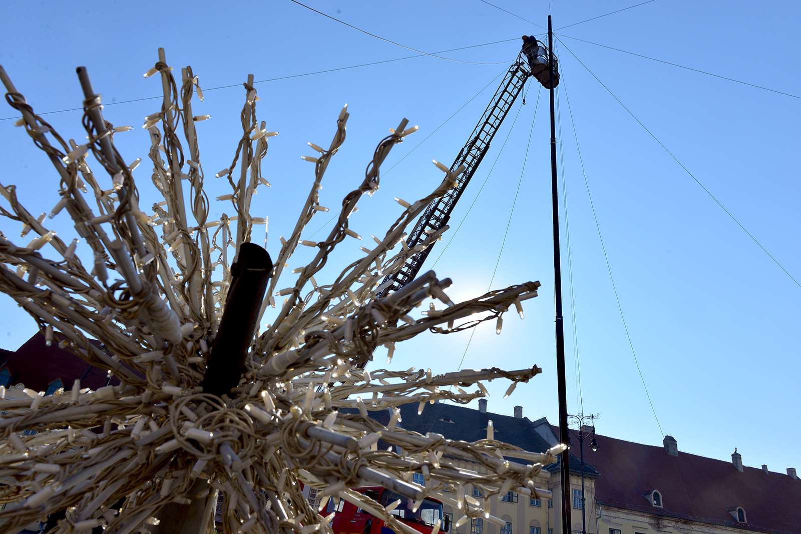FOTO-VIDEO Cum va fi iluminat Sibiul de sărbători. A început montarea beculețelor