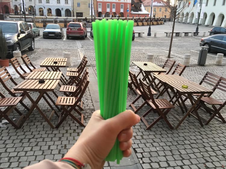 Nouă din zece sibieni nu pot bea fără pai de plastic. “Adu, tu, un pai normal!“