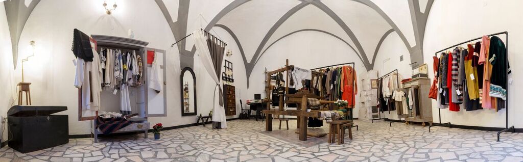 Micile afaceri. Caier - Magazin cu haine unicat în centrul Sibiului