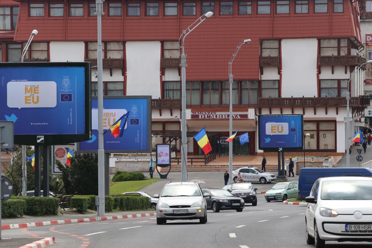 FOTO-Mesajele care au cucerit Sibiul. Ce văd oficialii UE pe străzi