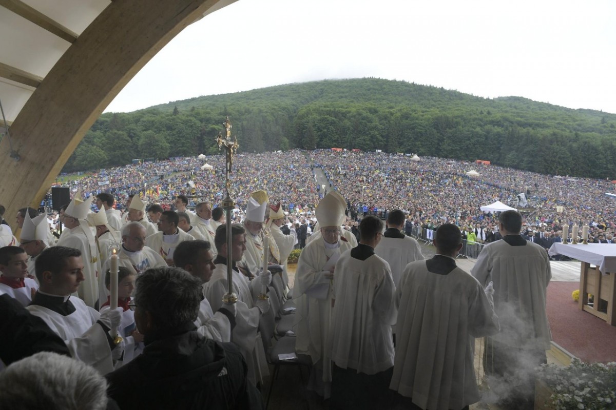 Papa Francisc în fața a sute de mii de români: ”Aici, lângă voi, se simte căldura de a fi în familie”