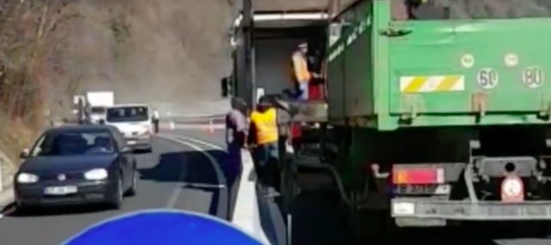 VIDEO-CNAIR montează parapet median de beton pe Valea Oltului