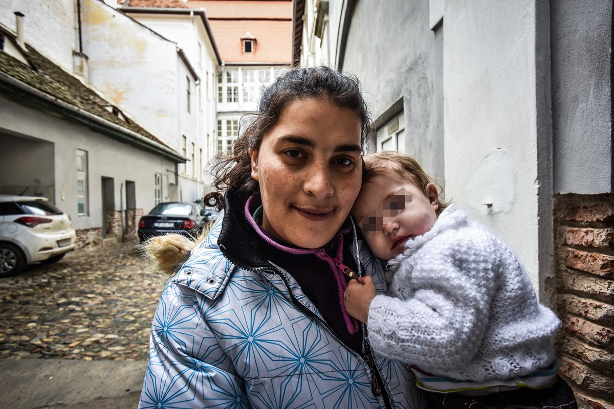 Are șase copii, doi născuți acasă. ”I-am zis să pună apă la încălzit și în zece minute eram născută”