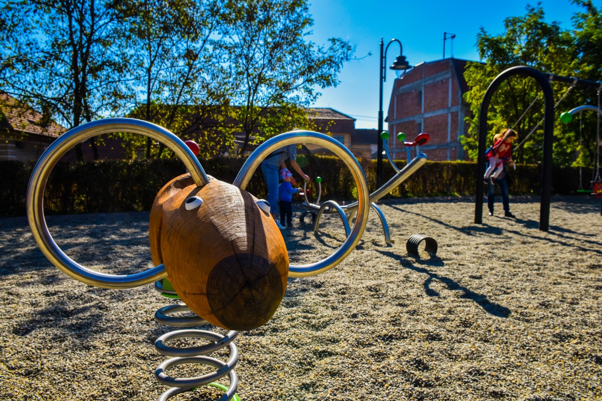 FOTO Cel mai nou parc al Sibiului, aproape finalizat. “Păcat că e deja vandalizat“
