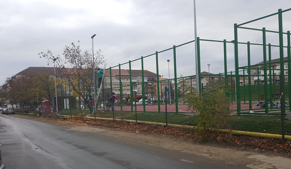 Soluția Primăriei pentru terenurile de sport ”gălăgioase”: izolare fonică