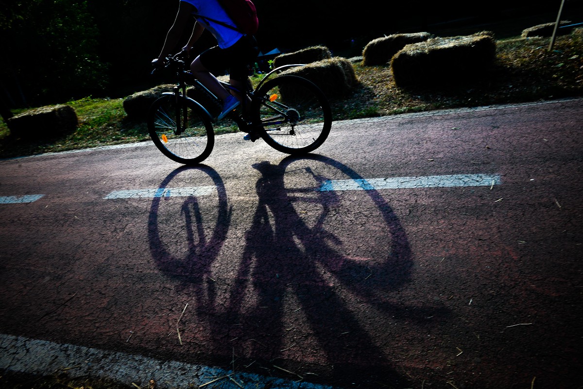 Alcoolism pe două roți. Un biciclist băut a lovit un pieton lângă Muzeul Satului