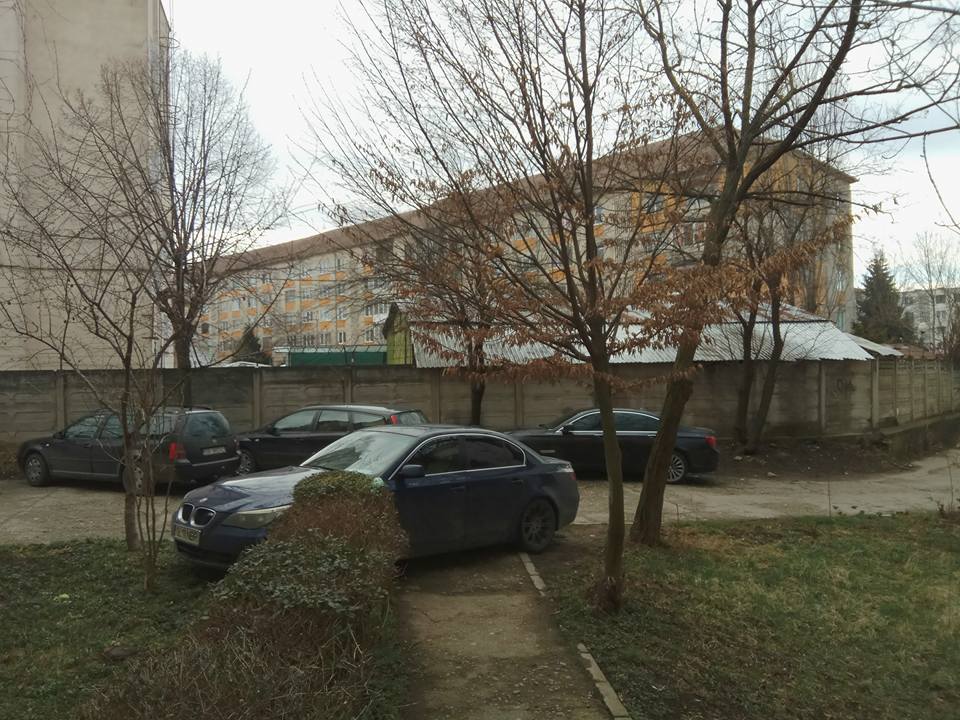 “Mersi că n-a parcat în apartament“. Un șofer a blocat o alee sub nasul polițiștilor
