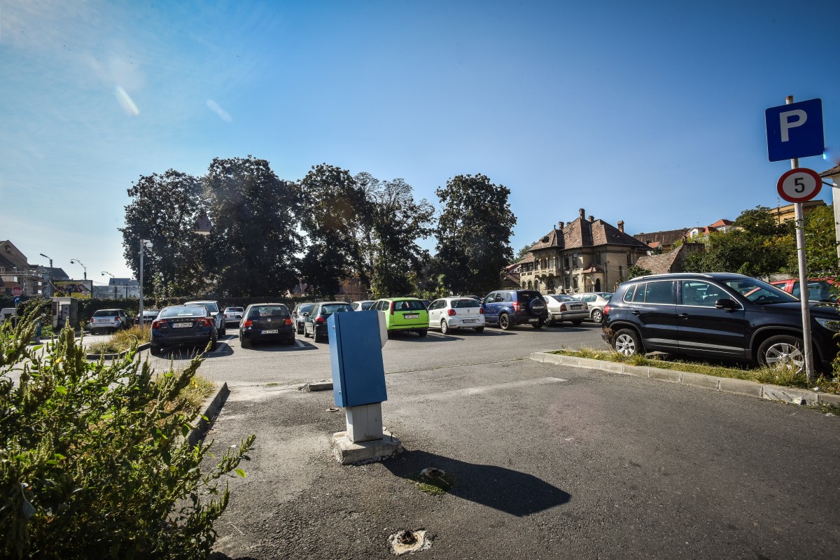 Sala Transilvania ia parcarea Spitalului din centrul orașului. Din care să facă profit
