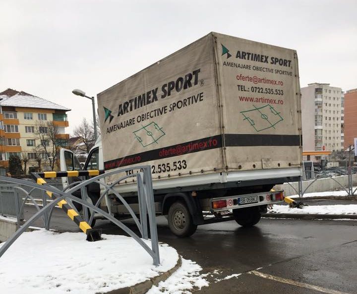FOTO - Un șofer neatent a blocat ieșirea din parcarea Kaufland