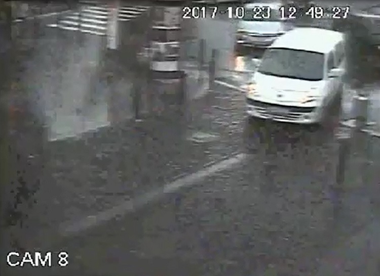 VIDEO A vrut să parcheze pe Nicolae Bălcescu, dar s-a înfipt în pilon