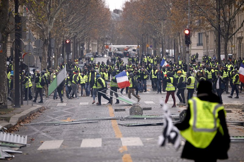 LIVE VIDEO Proteste la Paris față de majorarea prețului la carburanți