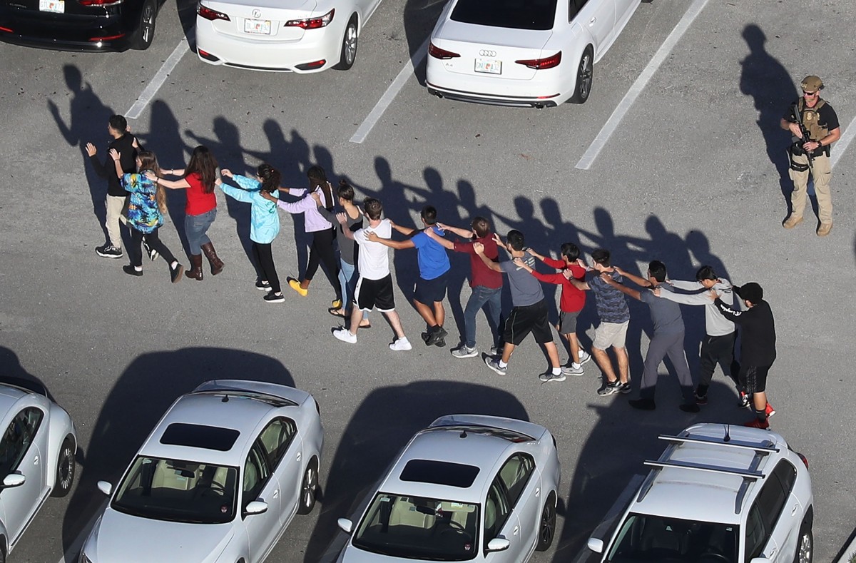 Cel puţin 17 morţi şi peste zece răniţi într-un atac armat la un liceu din Florida