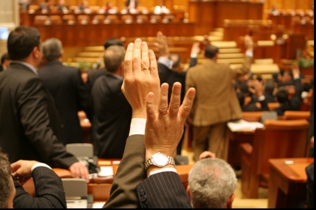 Proiect de lege asumat de Neagu și Ilieșiu: Deputații să devină automat funcționari publici