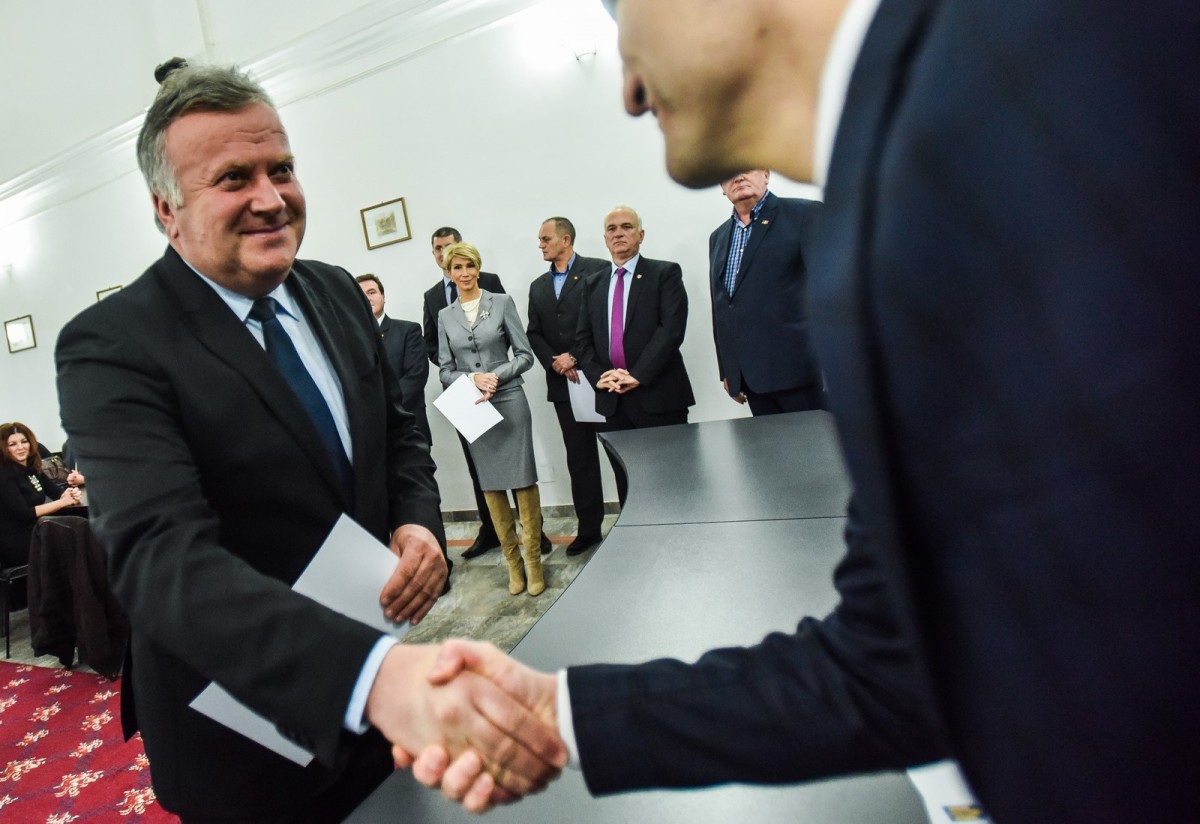 Șovăială: Reprezentanții statului ignoră deseori comunitățile locale