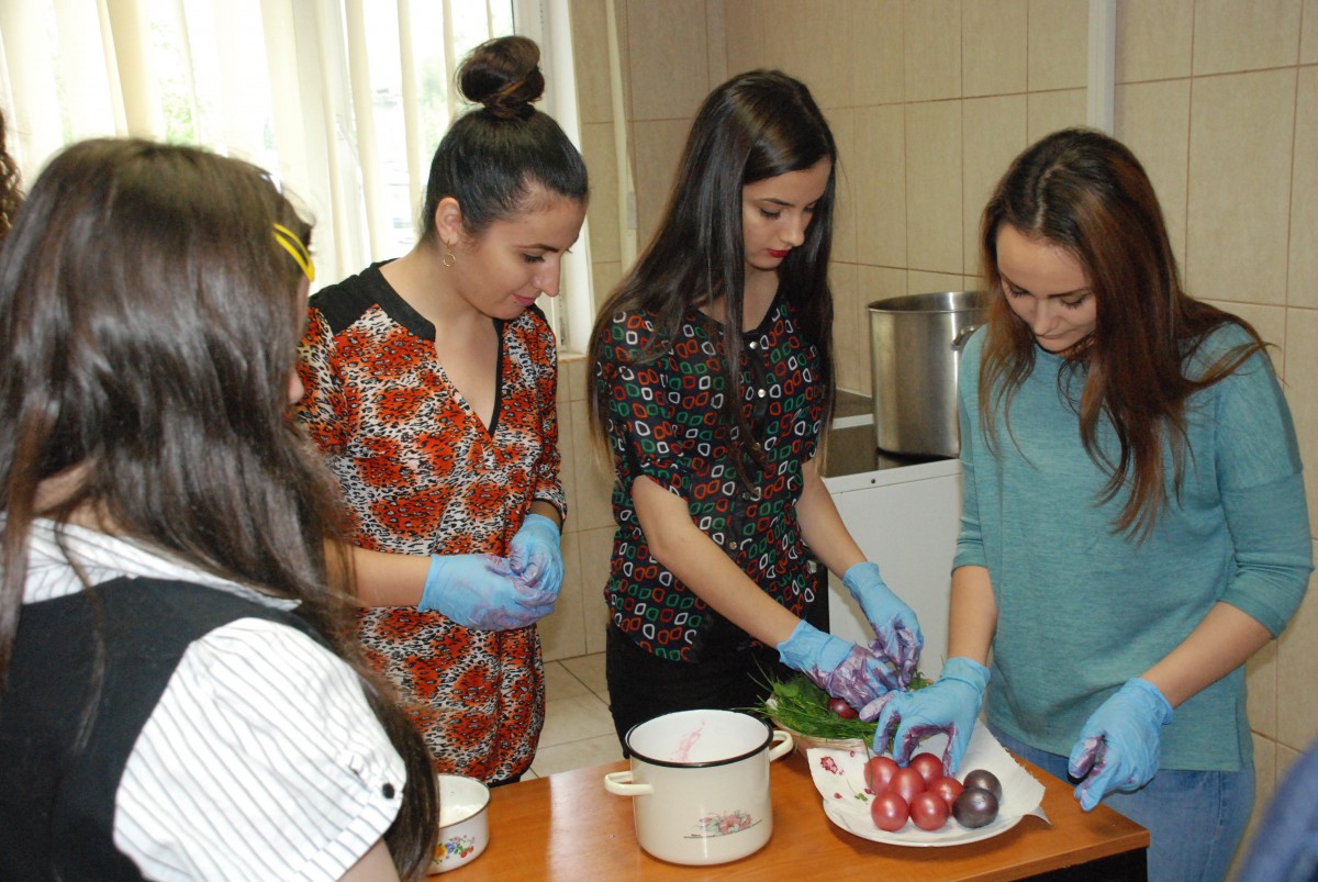 Concurs de încondeiat ouă, între studenții de la ULBS