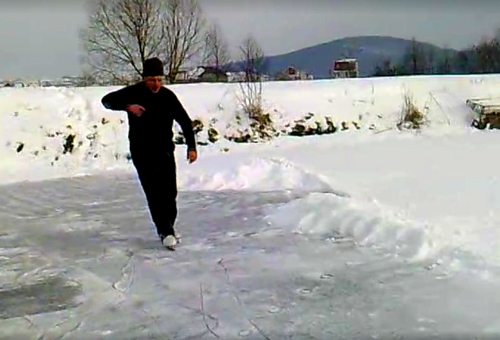 FOTO - Un cisnădian a făcut patinoar la Șopa. Invită pe oricine, pe risc propriu, cu prețul unui ”ștampăr” de răchie
