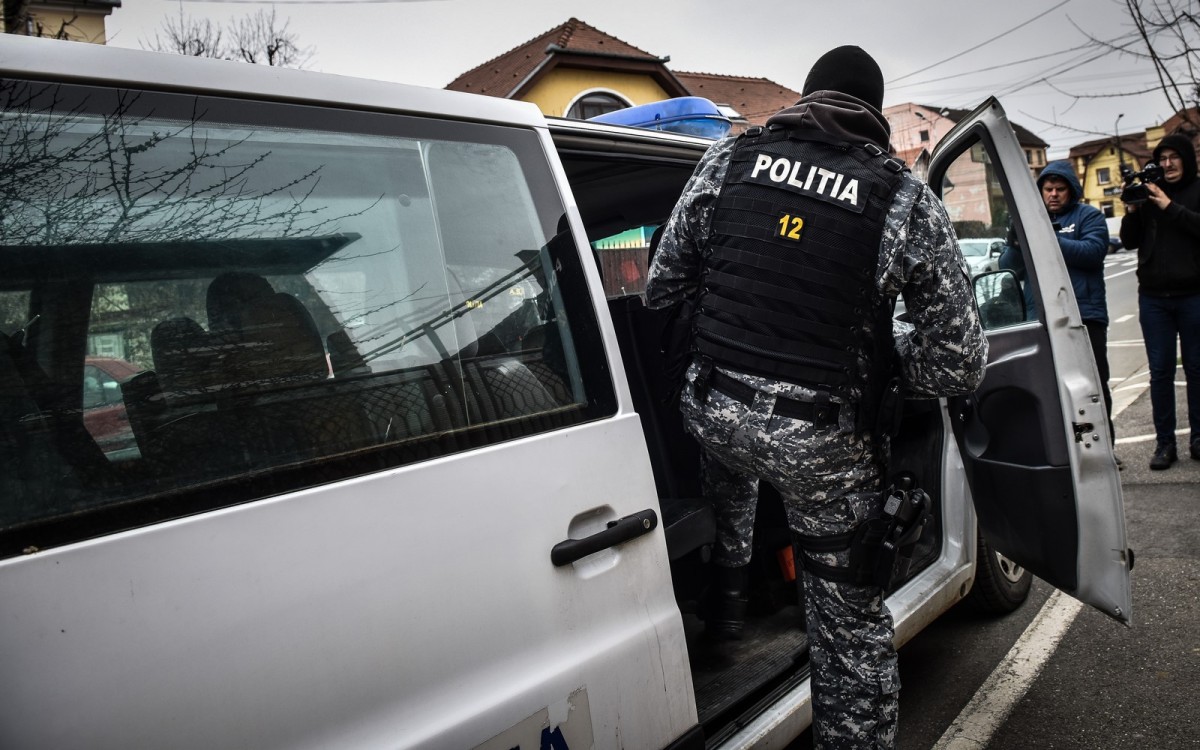 Furau din locuințe. Polițiștii au reținut 31 de bărbați, inclusiv în Sibiu, după 43 de percheziții
