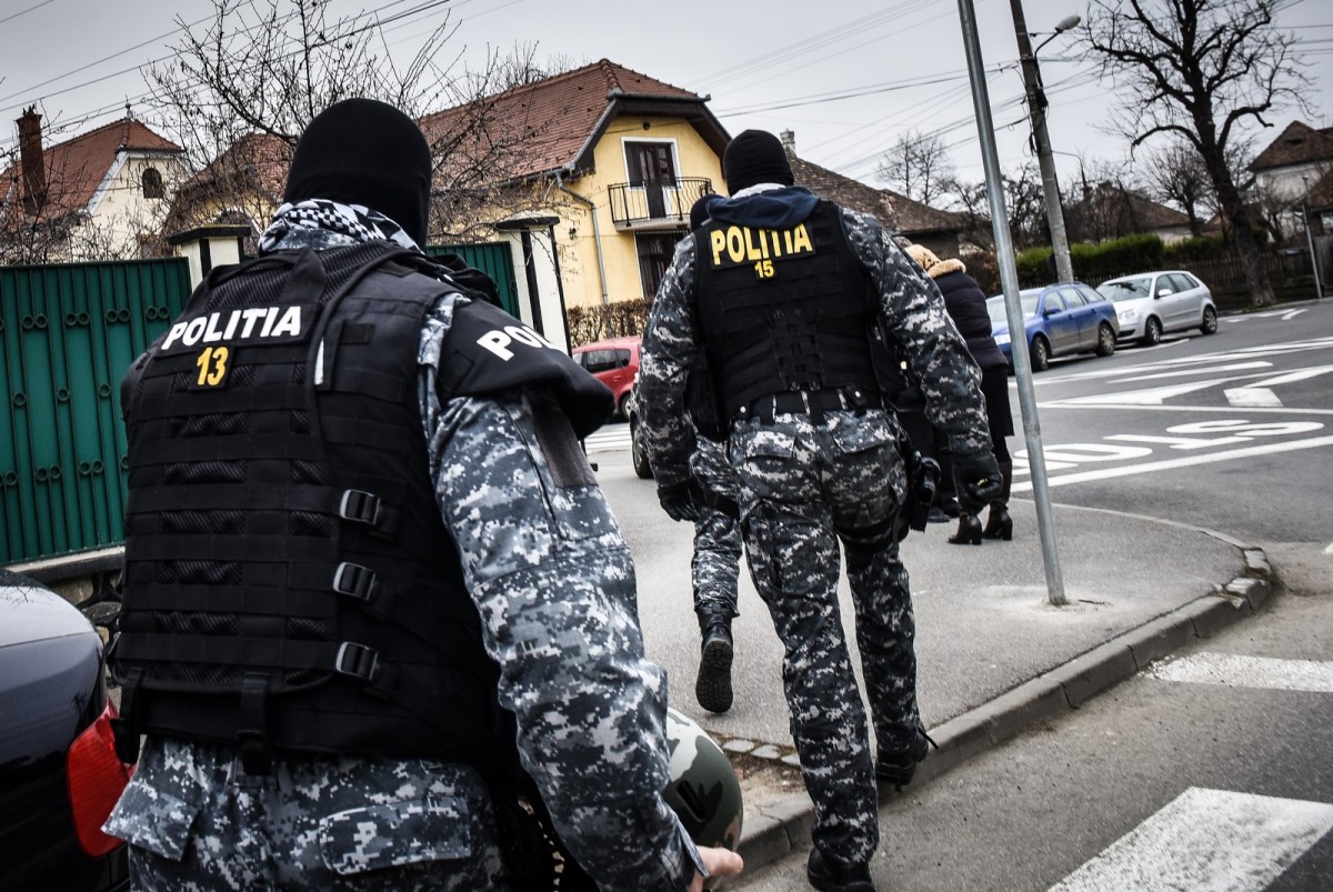 Percheziţii în săli de jocuri de noroc. Poliţiştii au confiscat lingouri de aur și peste 100.000 de euro