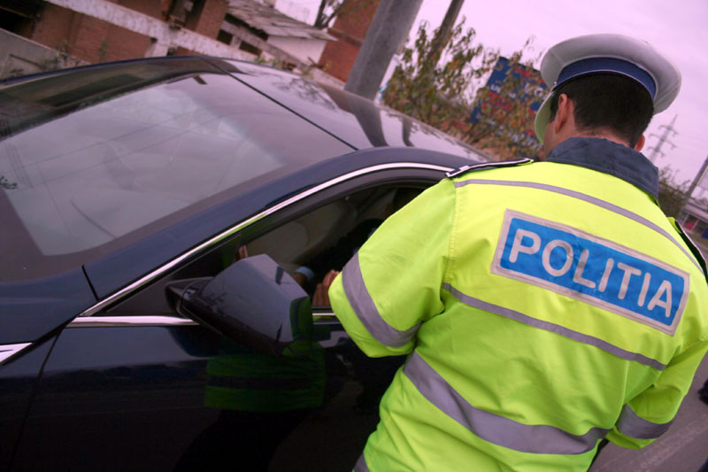 Sibieni, la volan fără permis: unul - identificat la un control de rutină, altul - după ce a rupt un parapet
