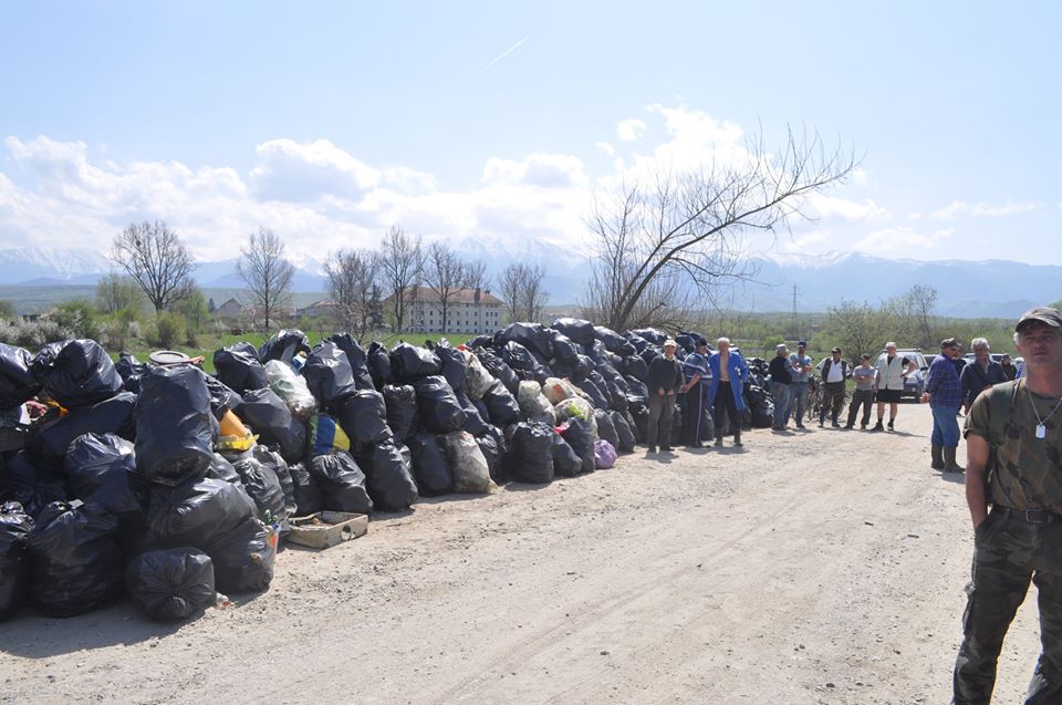 FOTO-Pescarii sibieni au strâns peste 6 tone de gunoaie de pe Olt