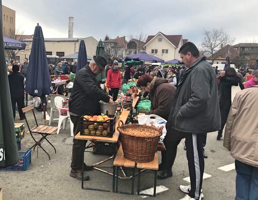 De ce țin la prețuri țăranii din Piața Transilvania: „când scumpește concurența, scumpim toți”
