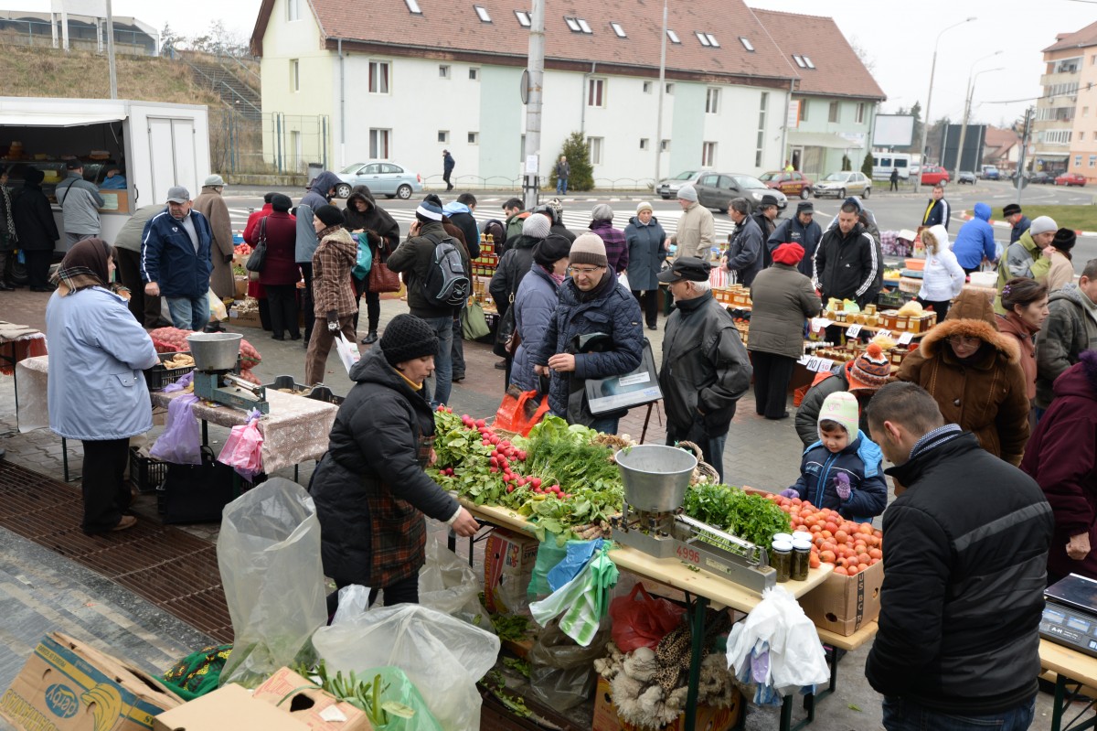 Piața țărănească de anul acesta: toate tarabele au fost ocupate, agricultorii sunt cei mai mulți