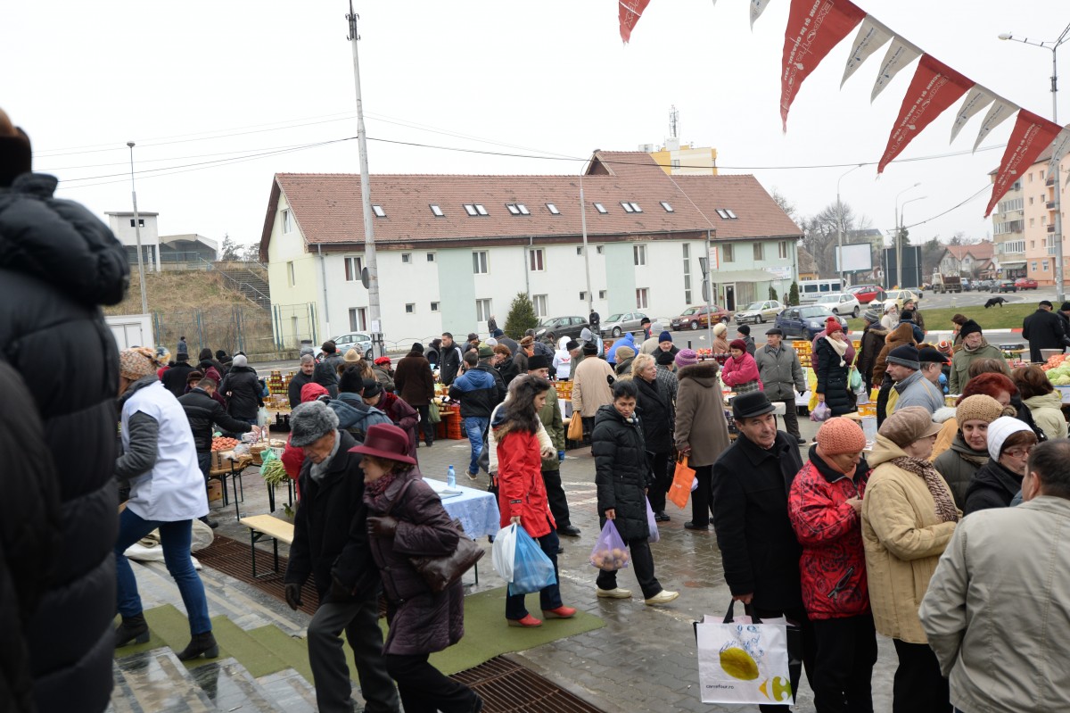 Șase vânzători din Piața volantă Transilvania, excluși de la tarabe din cauza neregulilor din teren