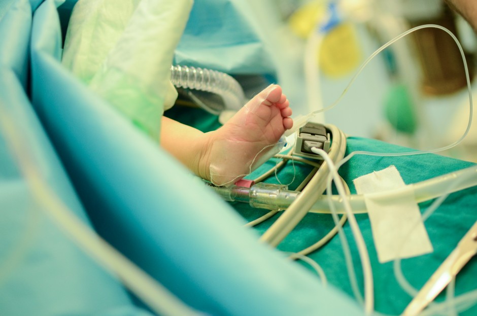 Fetiță de șase luni, lăsată la mila doctorilor. A fost operată de echipa inimii