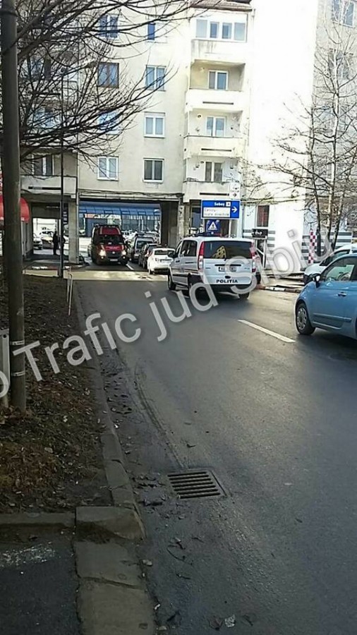 Femeie lovită pe trecerea de la blocul plombă