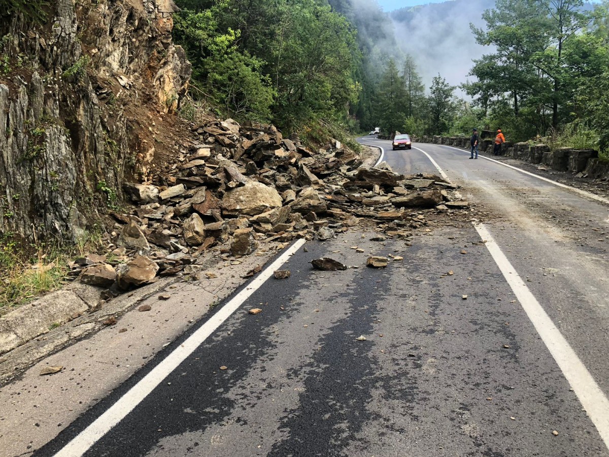 VIDEO Cad pietre pe Transfăgărășan. Sensul de urcare lângă Bâlea Cascadă e blocat