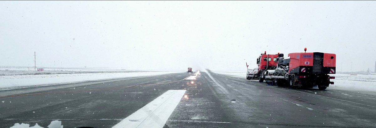 ACTUALIZARE Mai multe zboruri au întârzieri, din cauza ninsorii. Aeroportul Sibiu rămâne deschis