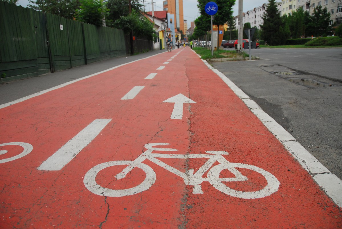 Copil de 8 ani rănit la cap, după ce a intrat într-un biciclist