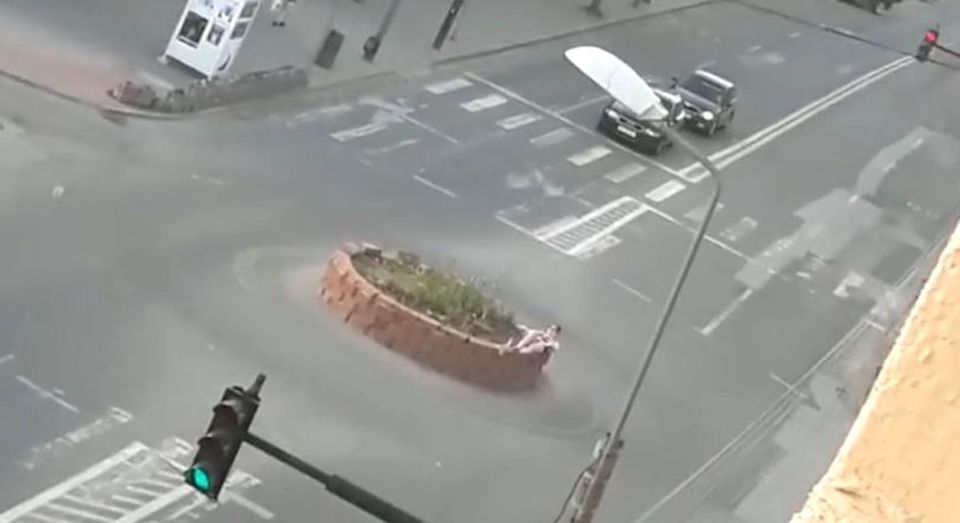 VIDEO-O tânără din Alba Iulia a făcut plajă în sensul giratoriu