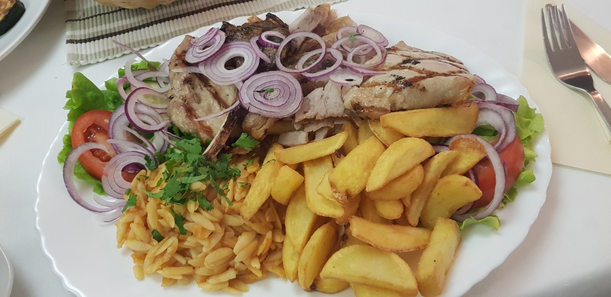 Restaurantul Akropolis. ”Frații” greci în ale regiunii gastronomice
