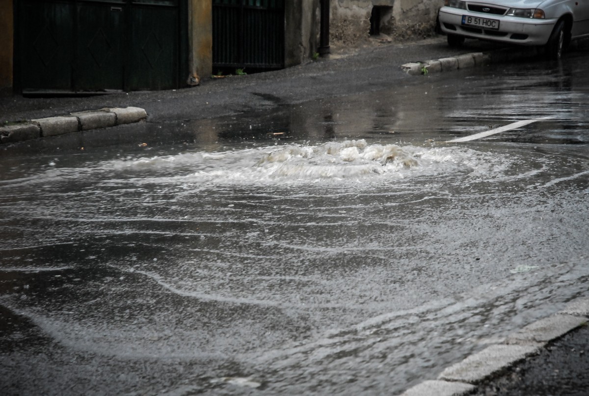 Ploile se întețesc: Cod portocaliu în jumătatea de sud a județului