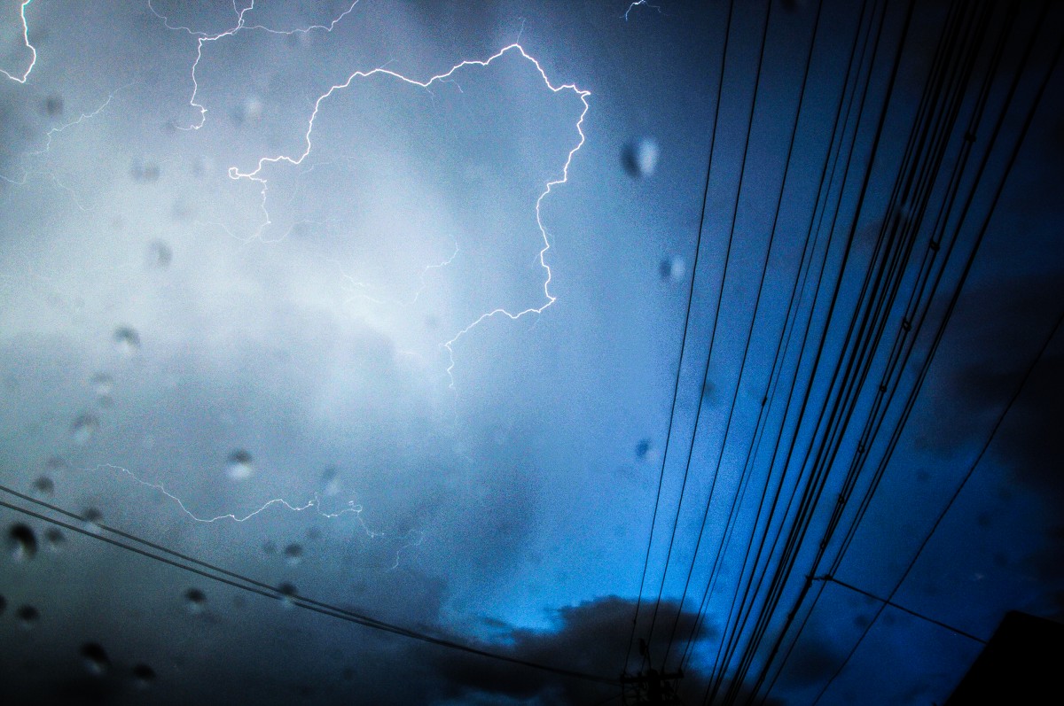 Meteorologii au prelungit codul galben de averse și furtuni