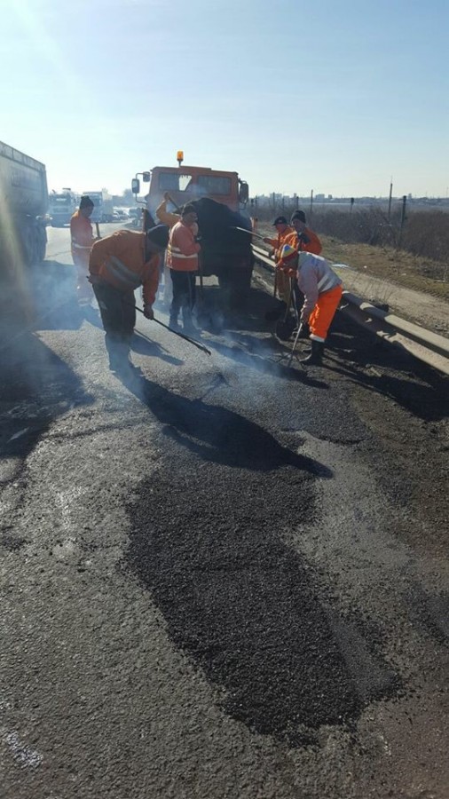 CNAIR plombează gropile apărute pe Valea Oltului, pe DN 1 și pe autostradă
